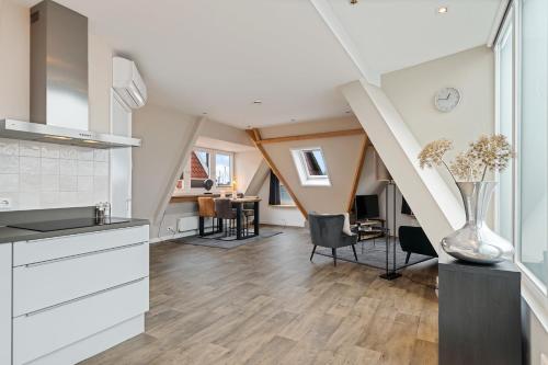 a kitchen and dining room in a loft at Apartment at the harbor in Monnickendam
