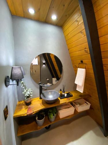 a bathroom with a sink and a mirror at Cabana Alameda Orange in Cambará