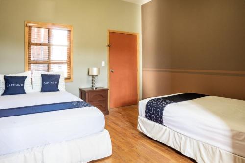 Ένα ή περισσότερα κρεβάτια σε δωμάτιο στο Capital O Hotel Villa Azura