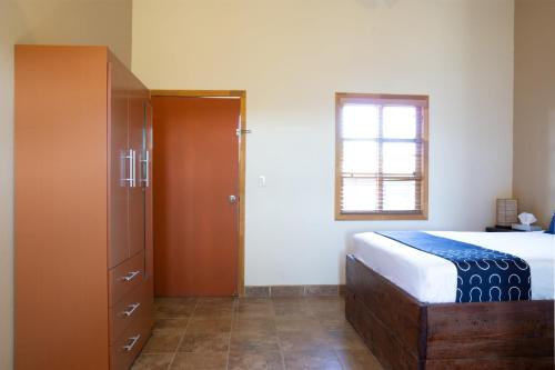 Ένα ή περισσότερα κρεβάτια σε δωμάτιο στο Capital O Hotel Villa Azura