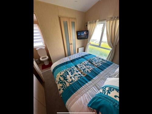 インゴールドメルズにある6 berth Waterside Ingoldmells Skegness J4 Santanavan 10の小さなベッドルーム(ベッド1台付)
