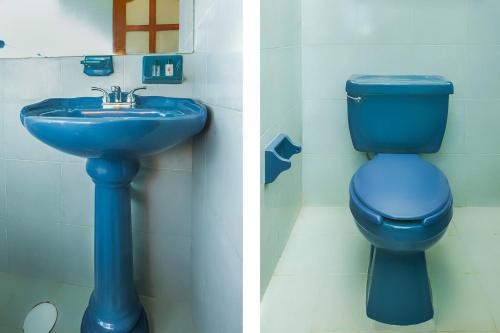 a blue toilet and a sink in a bathroom at OYO Posada De Los Angeles, Pátzcuaro in Pátzcuaro