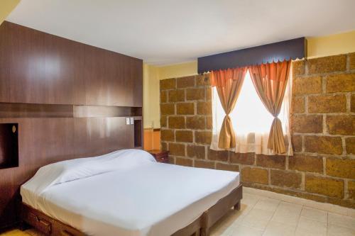 Katil atau katil-katil dalam bilik di OYO Hotel San Agustin
