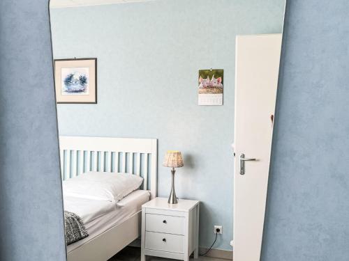 DittishausenにあるHoliday Home Bilharz by Interhomeの白いベッドと鏡のある寝室