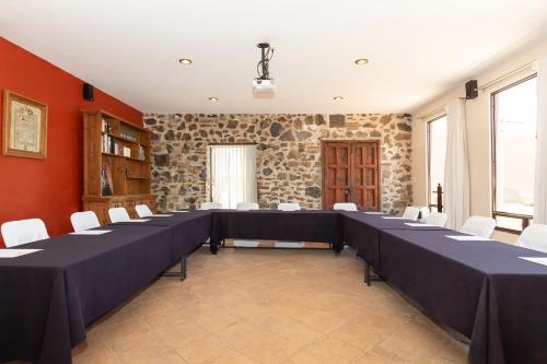 a conference room with a long table and white chairs at Collection O Cachito Mio in Cholula