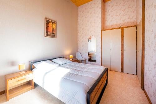 une chambre avec un grand lit blanc dans une pièce dans l'établissement Chardons bleus - villa 6p, à Capbreton