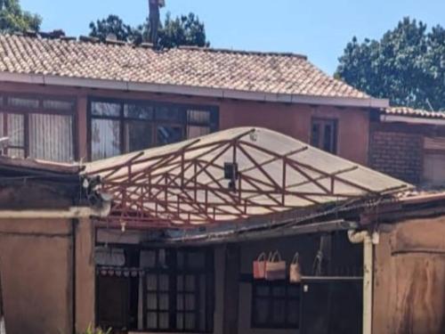 awning on the side of a house at OYO Los Alcatraces in Tzintzuntzán