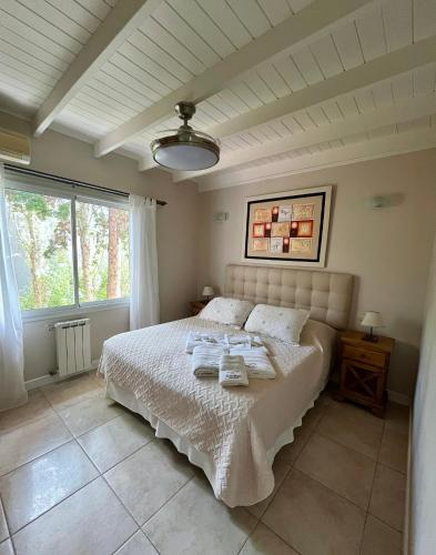 a bedroom with a bed with two towels on it at Carilo Princess in Carilo