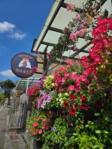 a bunch of flowers on the side of a building at Bestime B&B in Jiji