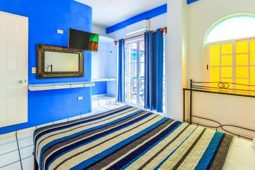 Giường trong phòng chung tại OYO Casa Mission