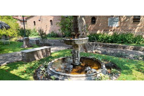 a fountain in the middle of a yard at Capital O Posada Del Pescador Jocotepec in Chapala