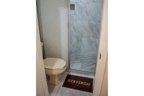 Salle de bains dans l'établissement OYO Hotel La Playa