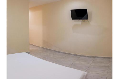 Télévision ou salle de divertissement dans l'établissement OYO Hotel La Playa