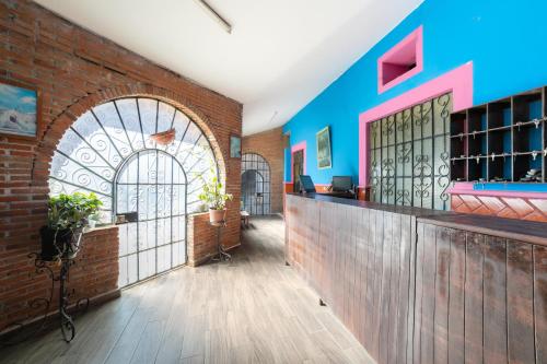 a bar in a room with a brick wall at OYO Casa Vieja,Ciudad Serdán,Museo La Magnolia in Ciudad Serdán