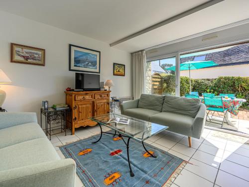 un salon avec un canapé et une table en verre dans l'établissement Apartment Le Parc des Druides-1 by Interhome, à Carnac