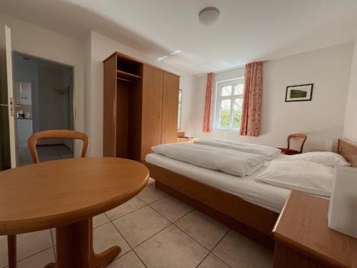 Postel nebo postele na pokoji v ubytování Ernst Clüsserath Weingut & Weinhotelchen