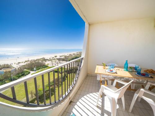 un balcon avec une table et des chaises et une vue sur la plage dans l'établissement Apartment Poséidon by Interhome, à La Grande Motte