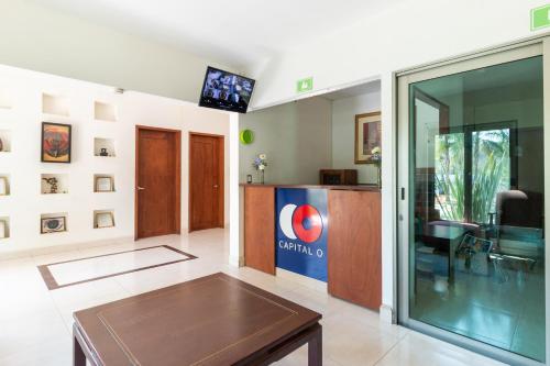 Capital O Hotel Vitale Leon MXにあるテレビまたはエンターテインメントセンター