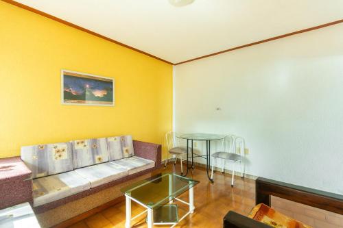 a living room with a couch and a table at OYO Hotel Casa Blanca in Martínez de La Torre