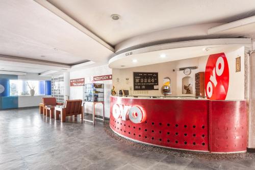 a fast food restaurant with a red counter in a room at OYO Hotel Casa Blanca in Martínez de La Torre