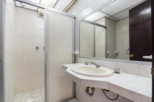 a bathroom with a sink and a shower at OYO Hotel Casa Blanca in Martínez de La Torre