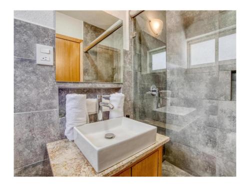 a bathroom with a sink and a shower at Capital O Gran Hotel Campestre in Celaya