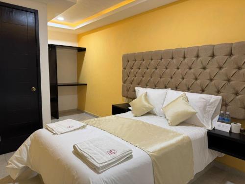 OYO Hotel Familiar Tollan Cholulaにあるベッド