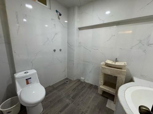 OYO Hotel Familiar Tollan Cholulaにあるバスルーム