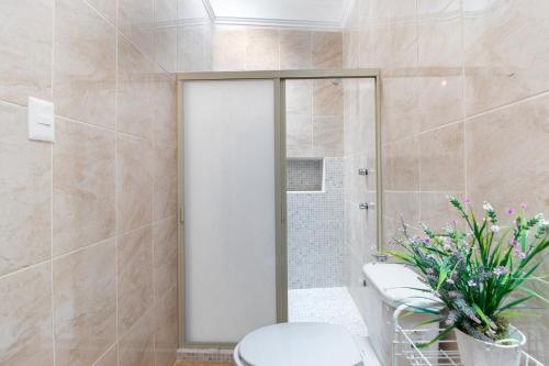 een badkamer met een douchecabine en een toilet bij Capital O Hotel San Jose, San Luis Potosi in San Luis Potosí