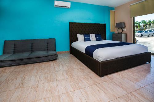 Letto o letti in una camera di Capital O Cancun International Airport 24 7