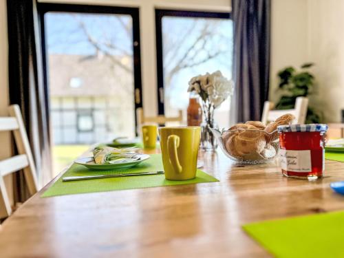 FrankenauにあるApartment Grandma by Interhomeの食べ物の皿が置かれた木製のテーブル