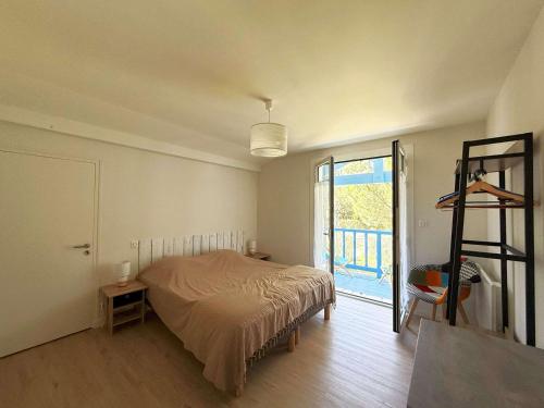 - une chambre avec un lit dans une pièce avec une échelle dans l'établissement Villa rénovée avec jardin à Petit-Piquey - Proche Bassin et Océan, 3 chambres, 2 terrasses, Wi-Fi - FR-1-736-4, à Lège-Cap-Ferret