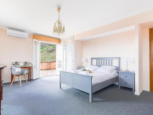 une chambre avec un lit, un bureau et une fenêtre dans l'établissement Holiday Home Le Mas de Gattières by Interhome, à Gattières