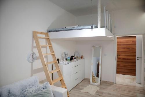 una habitación con una litera y una escalera en New Stylish Place for Couple, en Bratislava