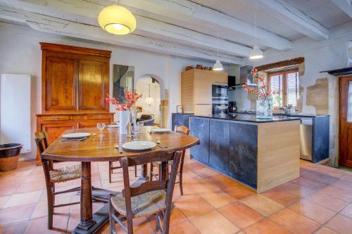 une salle à manger avec une table et une cuisine dans l'établissement l'Escarpediem : Évasion Pittoresque, à Meyrals