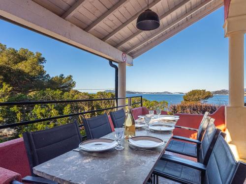- une table sur un balcon avec vue sur l'océan dans l'établissement Villa Le Provençal by Interhome, au Pradet