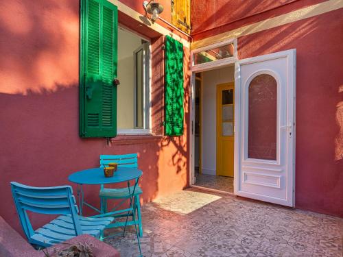 un patio avec une table et des chaises à côté d'un bâtiment dans l'établissement Villa Le Provençal by Interhome, au Pradet