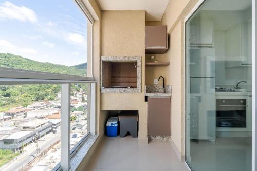 Køkken eller tekøkken på Achei Itapema • 3 Quartos + Piscina e vista linda