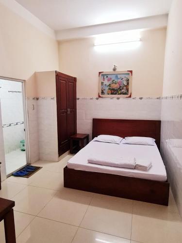 a bedroom with a bed and a bathroom at Khách sạn Dạ Lan in Ðông Hòa