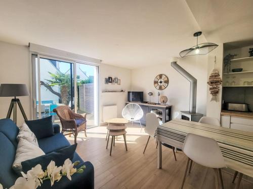 un salon avec un canapé bleu et une table dans l'établissement Holiday Home Les Lutins by Interhome, à Carnac