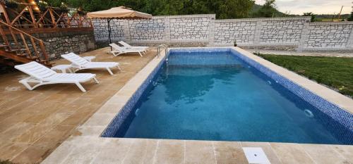 Bazén v ubytování Holiday Home nebo v jeho okolí