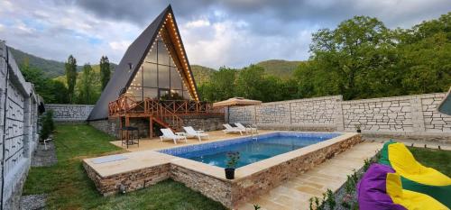 a backyard with a swimming pool and a building at Holiday Home in Vǝndam