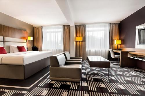 una camera d'albergo con letto e sedia di Hotel International Brno a Brno