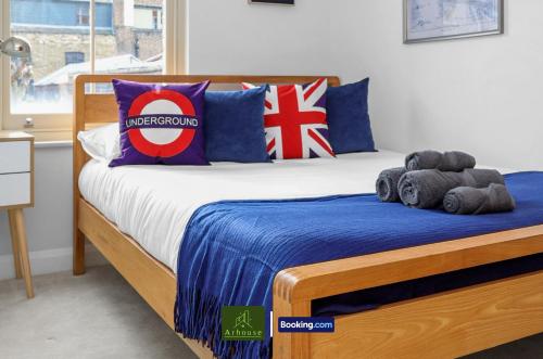 a bedroom with a bed with a teddy bear on it at Two Bedroom Apartment By Arhouse Apartments Short Lets & Serviced Accommodation Shoreditch With Free WiFi in London