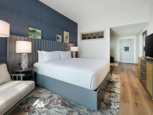 En eller flere senge i et værelse på Hotel Indigo Asheville Downtown by IHG