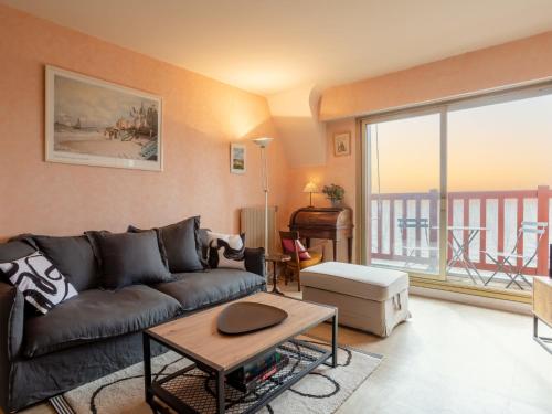 un salon avec un canapé et une table dans l'établissement Apartment Laetitia by Interhome, à Trouville-sur-Mer