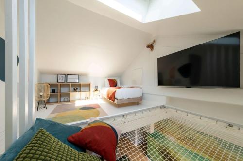 een woonkamer met een zwembad en een slaapkamer bij OIQIA • Air Nomad • Vancouver in Valenciennes