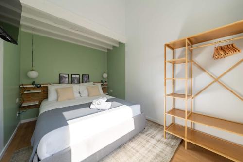 een slaapkamer met een bed met groene muren bij OIQIA • Air Nomad • Vancouver in Valenciennes