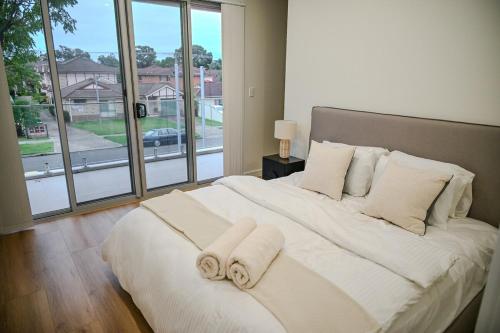 Ένα ή περισσότερα κρεβάτια σε δωμάτιο στο Luxury Home in the Heart of Western Sydney