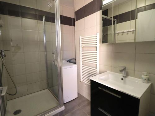 une salle de bain avec une douche, un lavabo et des toilettes dans l'établissement Splendide 3 pièces climatisé avec 3 terrasses, proche mer, parking sécurisé - FR-1-307-135, au Grau-du-Roi